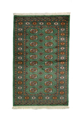 Alfombra Persa Bukara verde oscuro de 0.97 x 1.55 mts, vista completa de la pieza con medallones geométricos repetidos y guardas múltiples que ordenan visualmente el campo central