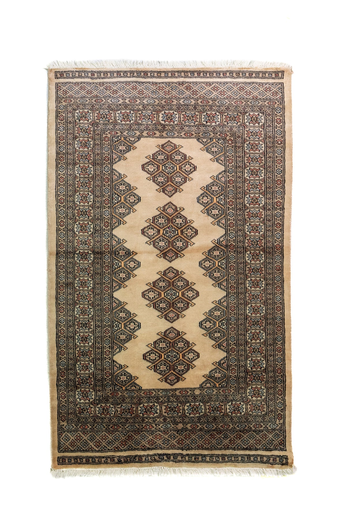 Alfombra Persa Bukara beige y gris de 0.95 x 1.55 mts, vista completa de la pieza con medallones geométricos repetidos y guardas múltiples que ordenan visualmente el campo central
