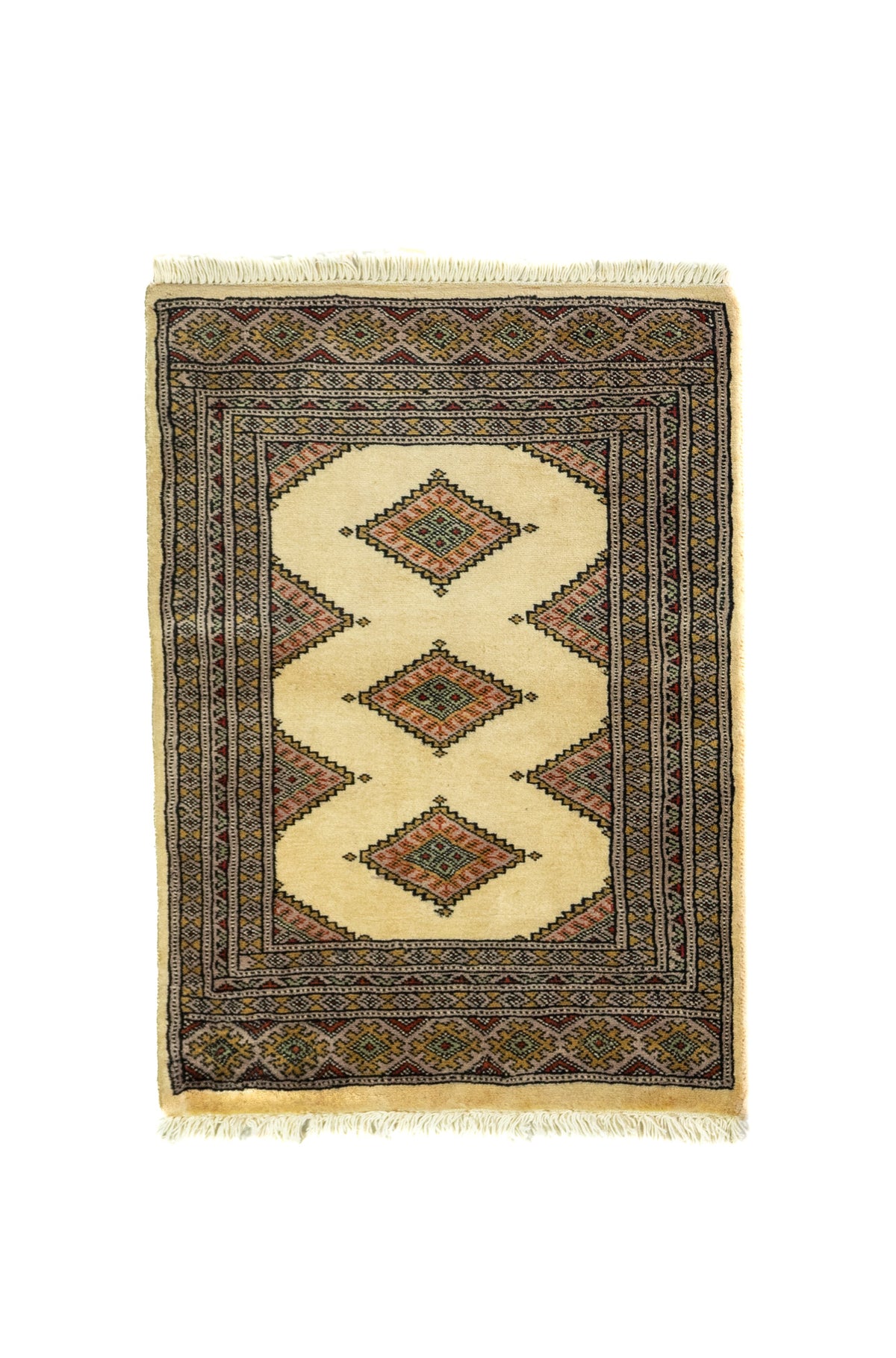 Alfombra Persa Bukara beige de 0.61 x 0.84 mts, vista completa de la pieza con tres medallones romboidales claros sobre un campo oscuro, enmarcados por guardas geométricas