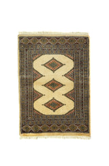 Alfombra Persa Bukara beige de 0.61 x 0.84 mts, vista completa de la pieza con tres medallones romboidales claros sobre un campo oscuro, enmarcados por guardas geométricas