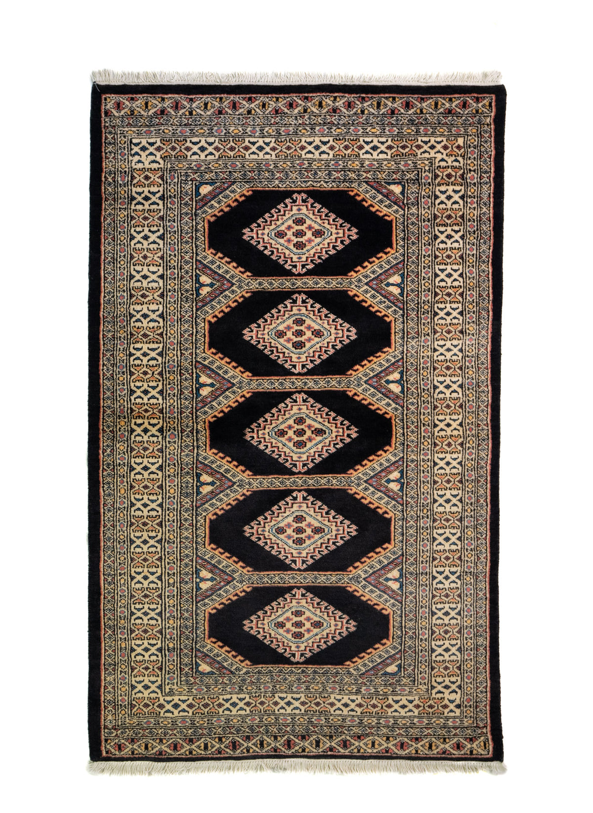 Alfombra Persa Bukara negro y beige de 0.94 x 1.52 mts, vista completa de la pieza con medallones geométricos repetidos y guardas múltiples que ordenan visualmente el campo central