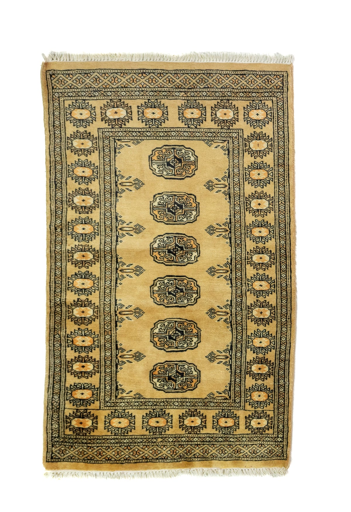 Alfombra Persa Bukara mostaza y beige de 0.76 x 1.27 mts, vista completa de la pieza con medallones ovalados repetidos sobre un campo mostaza, acompañados por guardas oscuras