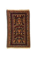 Alfombra Persa Schiraz rojo y beige de 1.42 x 0.86 mts, vista completa de la pieza con motivos florales y geométricos estilizados sobre un campo oscuro con guardas de tonos cálidos