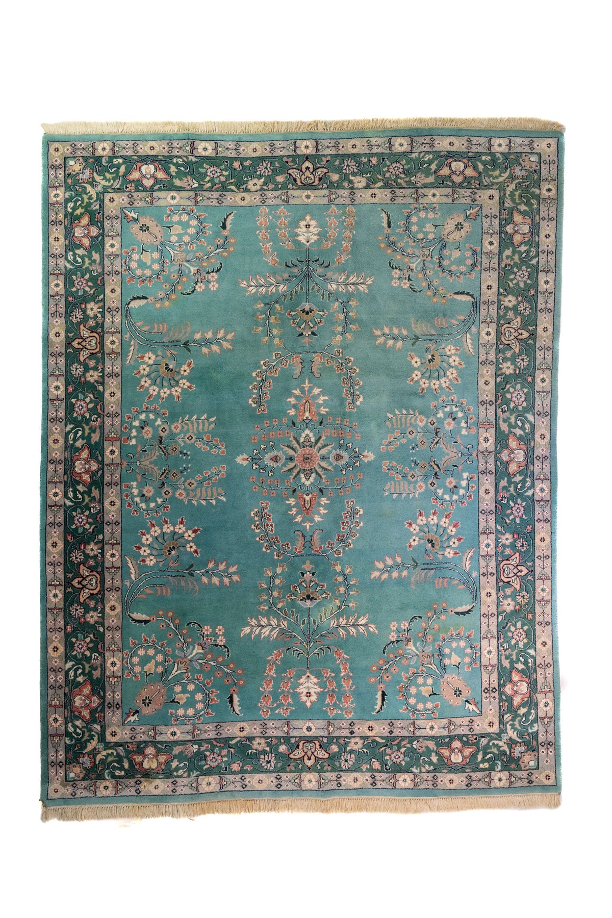 Alfombra Persa Nain verde y celeste de 2.35 x 3.00 mts, vista completa vertical con diseño floral; se observan motivos florales y vegetales continuos con guarda ornamental