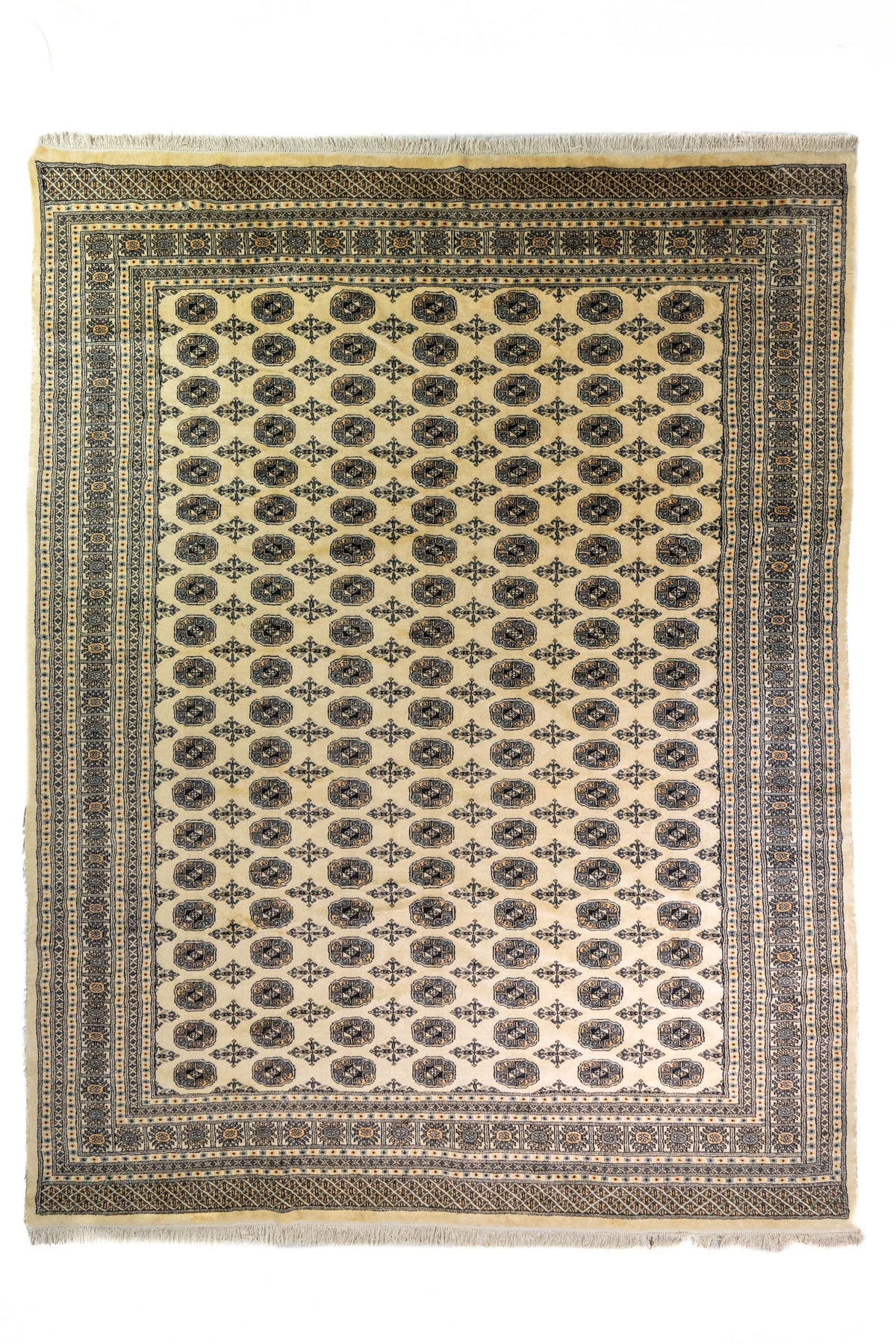 Alfombra Persa Bukara beige de 2.88 x 3.68 mts, vista completa vertical con medallones repetidos; se observan medallones ovalados repetidos y guardas geométricas