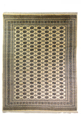 Alfombra Persa Bukara beige de 2.88 x 3.68 mts, vista completa vertical con medallones repetidos; se observan medallones ovalados repetidos y guardas geométricas