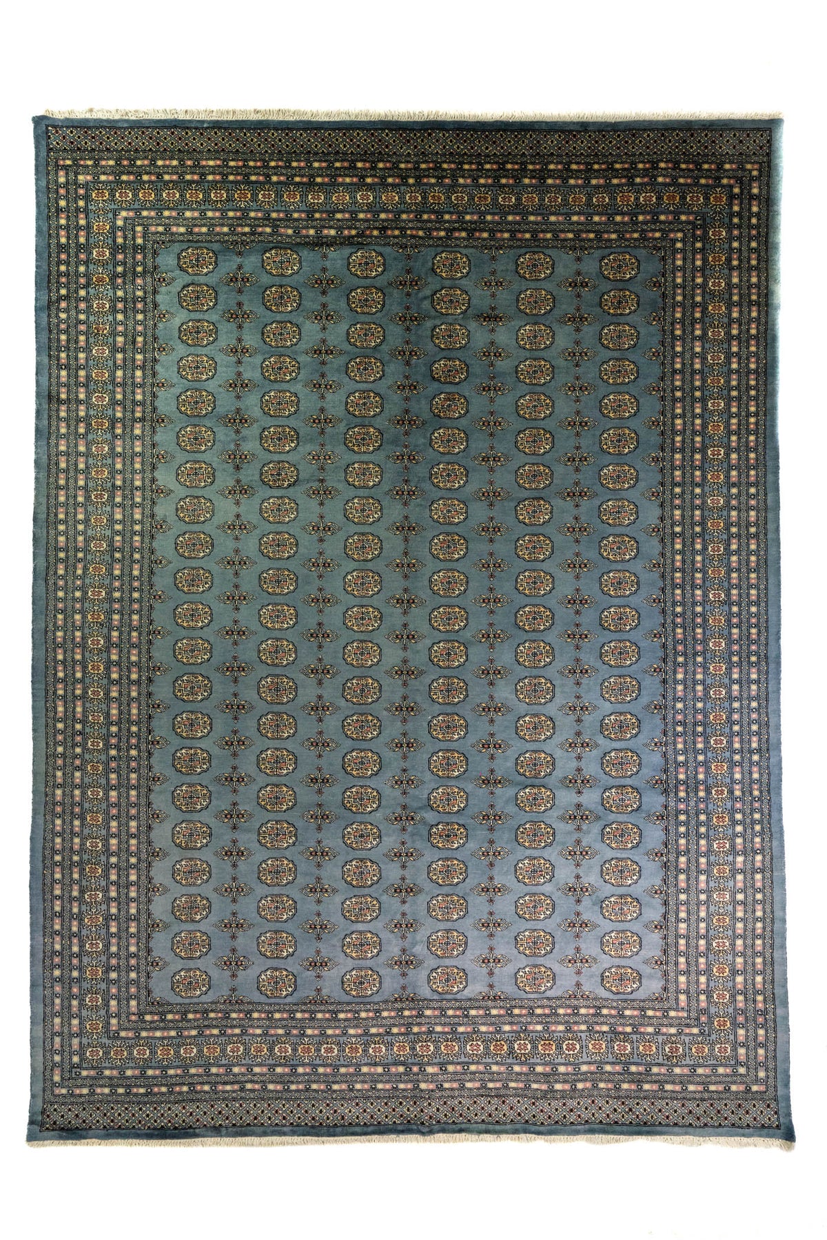 Alfombra Persa Bukara celeste de 2.77 x 3.75 mts, vista completa vertical con diseño geométrico tradicional