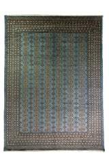 Alfombra Persa Bukara celeste de 2.77 x 3.75 mts, vista completa vertical con diseño geométrico tradicional