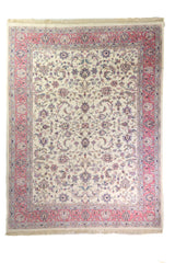 Alfombra Persa Nain rosa de 2.72 x 3.58 mts, vista completa vertical con composición floral; se observan motivos florales distribuidos en el campo y guardas ornamentales