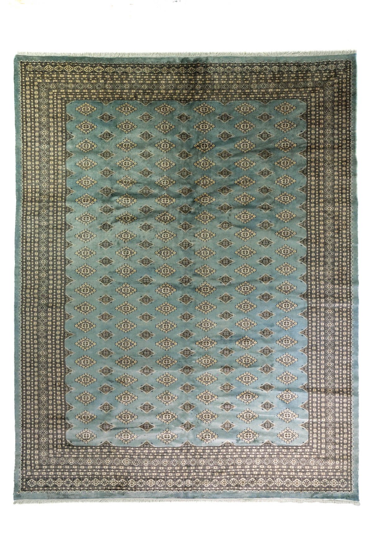 Alfombra Persa Bukara celeste de 2.52 x 3.61 mts, vista completa vertical con motivos geométricos repetidos; se observan motivos geométricos pequeños repetidos y guardas contrastantes