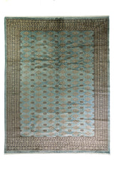 Alfombra Persa Bukara celeste de 2.52 x 3.61 mts, vista completa vertical con motivos geométricos repetidos; se observan motivos geométricos pequeños repetidos y guardas contrastantes