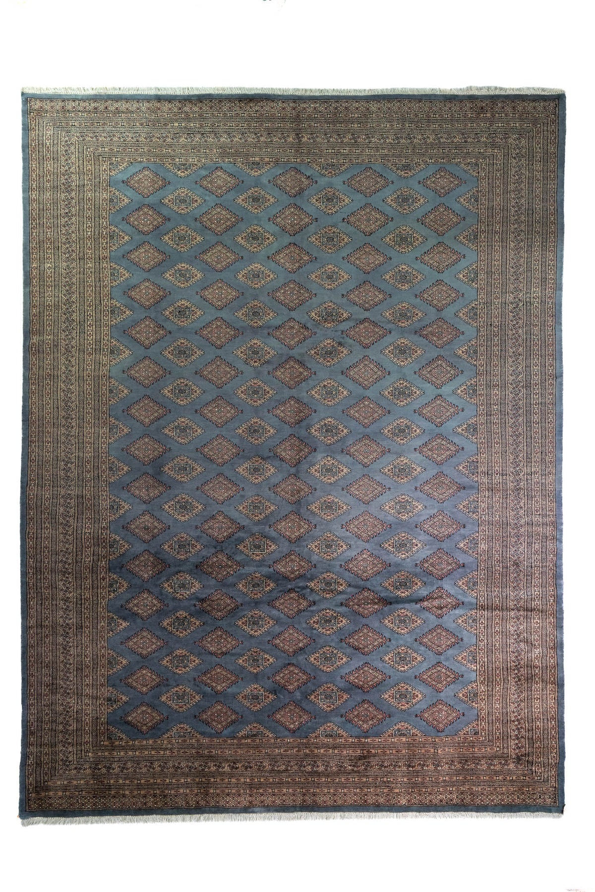 Alfombra Persa Bukara celeste de 2.77 x 3.66 mts, vista completa vertical con diseño geométrico de rombos