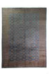 Alfombra Persa Bukara celeste de 2.77 x 3.66 mts, vista completa vertical con diseño geométrico de rombos