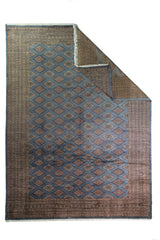 Alfombra Persa Bukara celeste de 2.77 x 3.66 mts, vista completa con esquina doblada y diseño geométrico