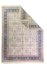 Alfombra Persa Nain beige de 2.80 x 3.68 mts, vista completa con una esquina doblada y guardas florales