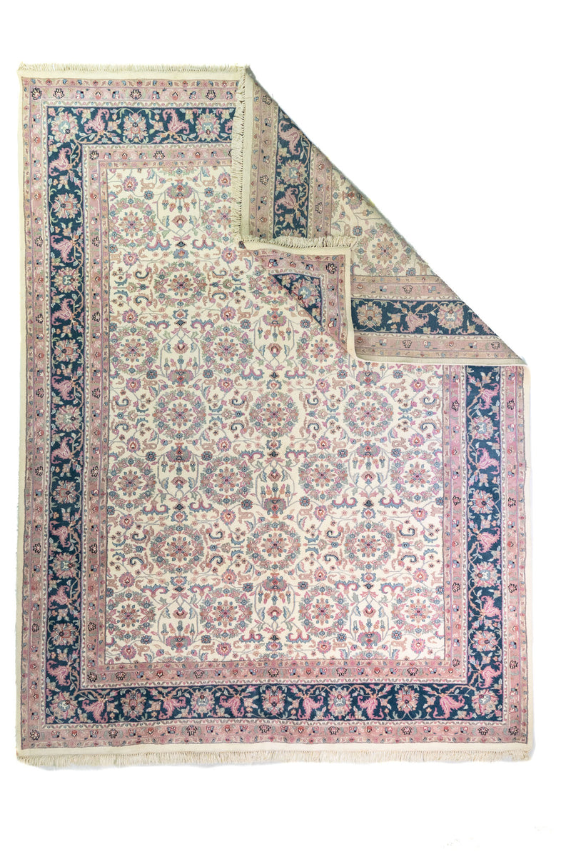 Alfombra Persa Nain beige de 2.80 x 3.68 mts, vista completa con una esquina doblada y guardas florales