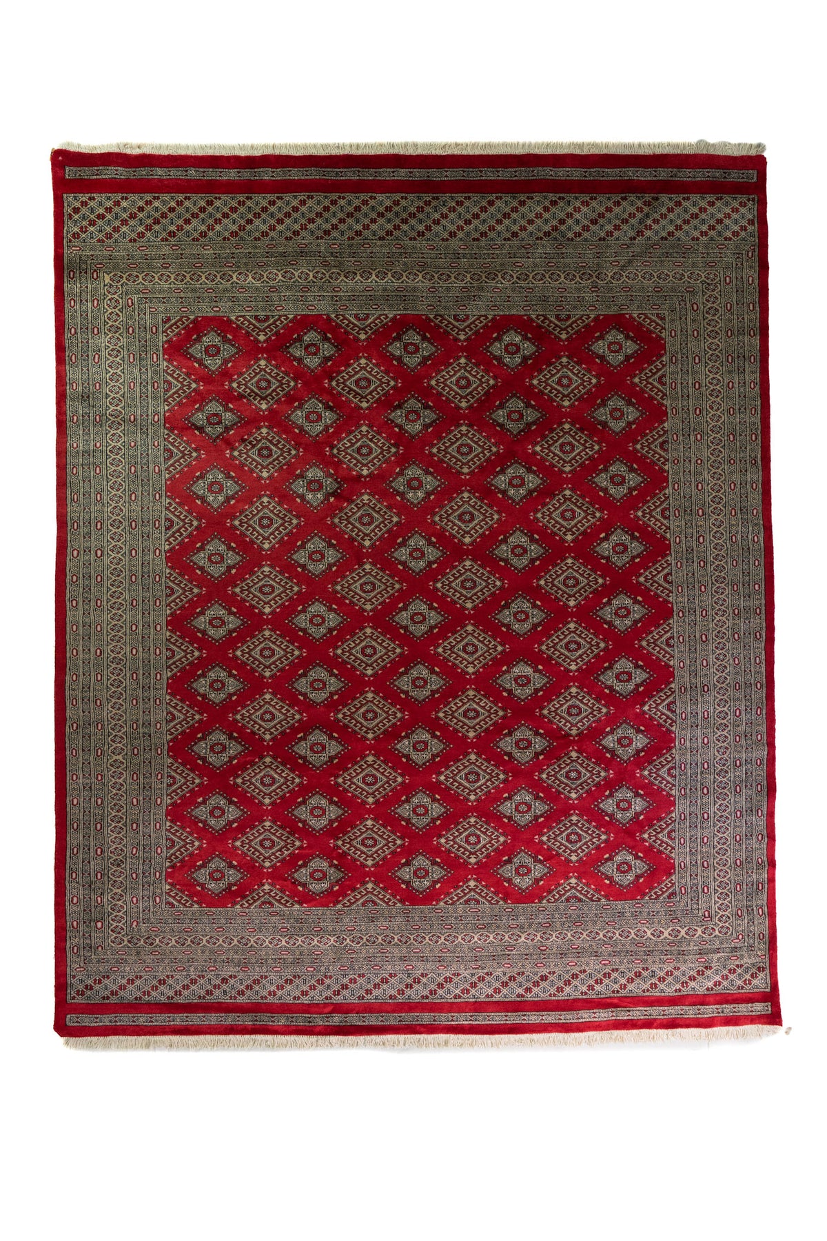 Alfombra Persa Bukara Yamouth rojo de 2.49 x 3.07 mts, vista completa vertical con retícula geométrica roja; se observan retícula de rombos y motivos geométricos repetidos