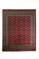 Alfombra Persa Bukara Yamouth rojo de 2.49 x 3.07 mts, vista completa vertical con retícula de rombos; se observan entramado de rombos y guardas geométricas de alto contraste