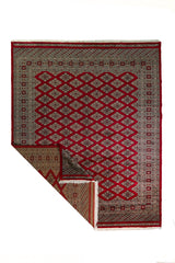 Alfombra Persa Bukara Yamouth rojo de 2.49 x 3.07 mts, vista completa con una esquina doblada; se observan entramado de rombos y guardas geométricas de alto contraste