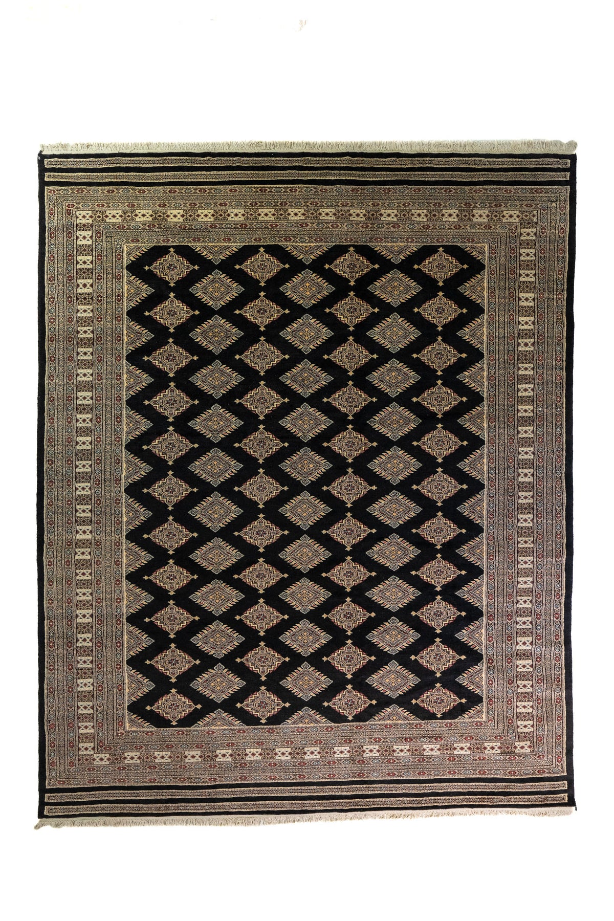 Alfombra Persa Bukara Yamouth negro de 2.03 x 3.10 mts, vista completa vertical con rombos claros sobre fondo oscuro; se observan rombos claros repetidos sobre campo oscuro y guarda ornamental