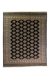 Alfombra Persa Bukara Yamouth negro de 2.03 x 3.10 mts, vista completa vertical con rombos claros sobre fondo oscuro; se observan rombos claros repetidos sobre campo oscuro y guarda ornamental