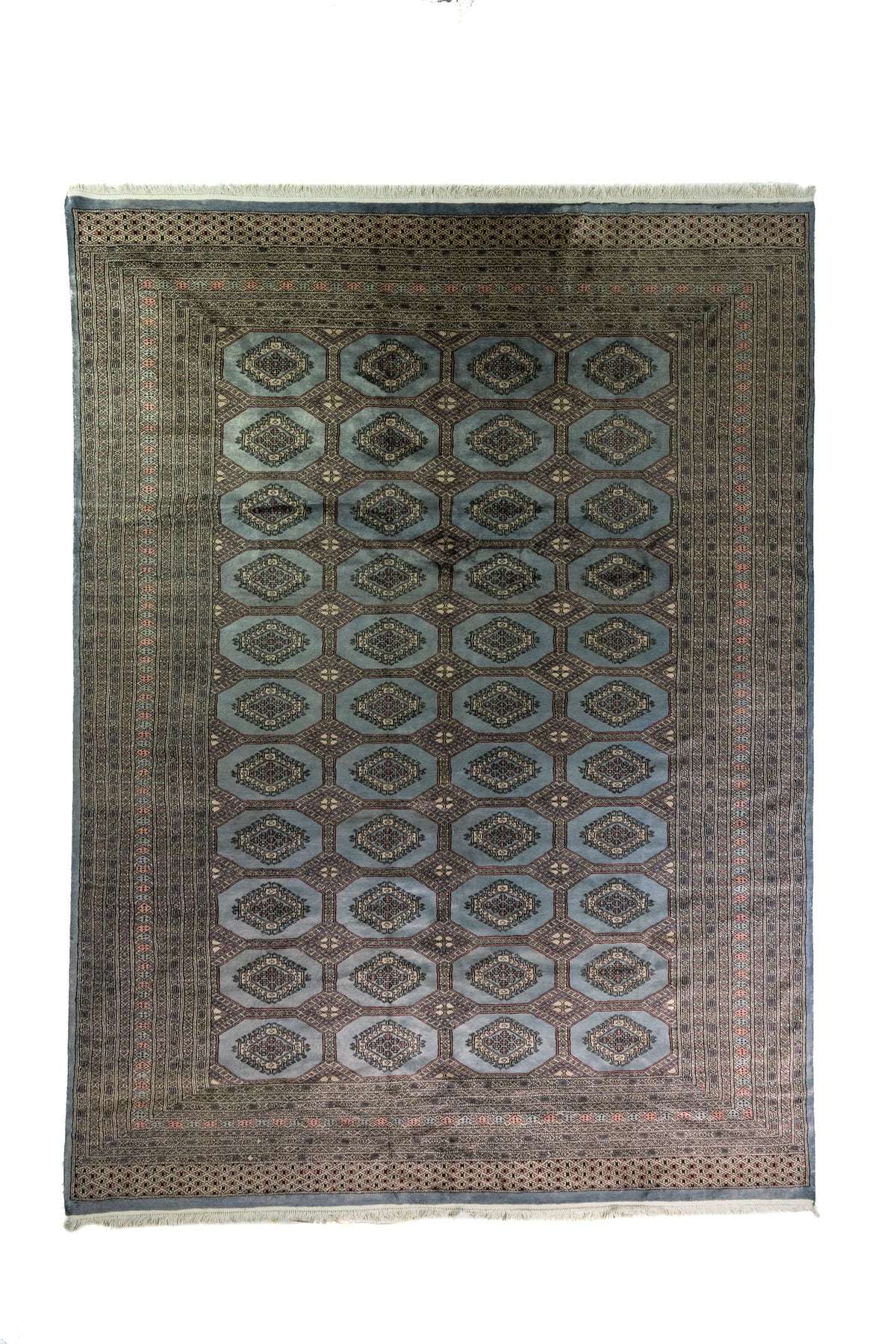 Alfombra Persa Bukara Yamouth celeste de 2.48 x 3.38 mts, vista completa vertical con medallones geométricos; se observan medallones geométricos repetidos y guardas definidas