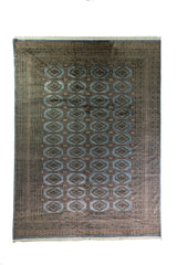 Alfombra Persa Bukara Yamouth celeste de 2.48 x 3.38 mts, vista completa vertical con medallones geométricos; se observan medallones geométricos repetidos y guardas definidas