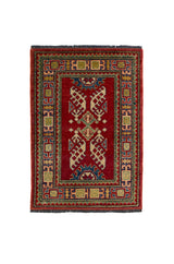 Alfombra Caucasica Kazak ladrillo y Multicolor de 0.70 x 1.00 mts, vista completa de la pieza con medallones angulares y motivos tribales en ladrillo, azul, beige y verde, enmarcados por guardas escalonadas