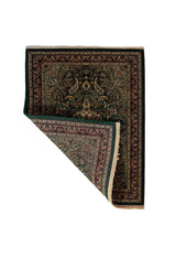 Alfombra Persa Horazan verde de 0.78 x 1.05 mts, vista con una esquina doblada para mostrar guarda, reverso y estructura visual