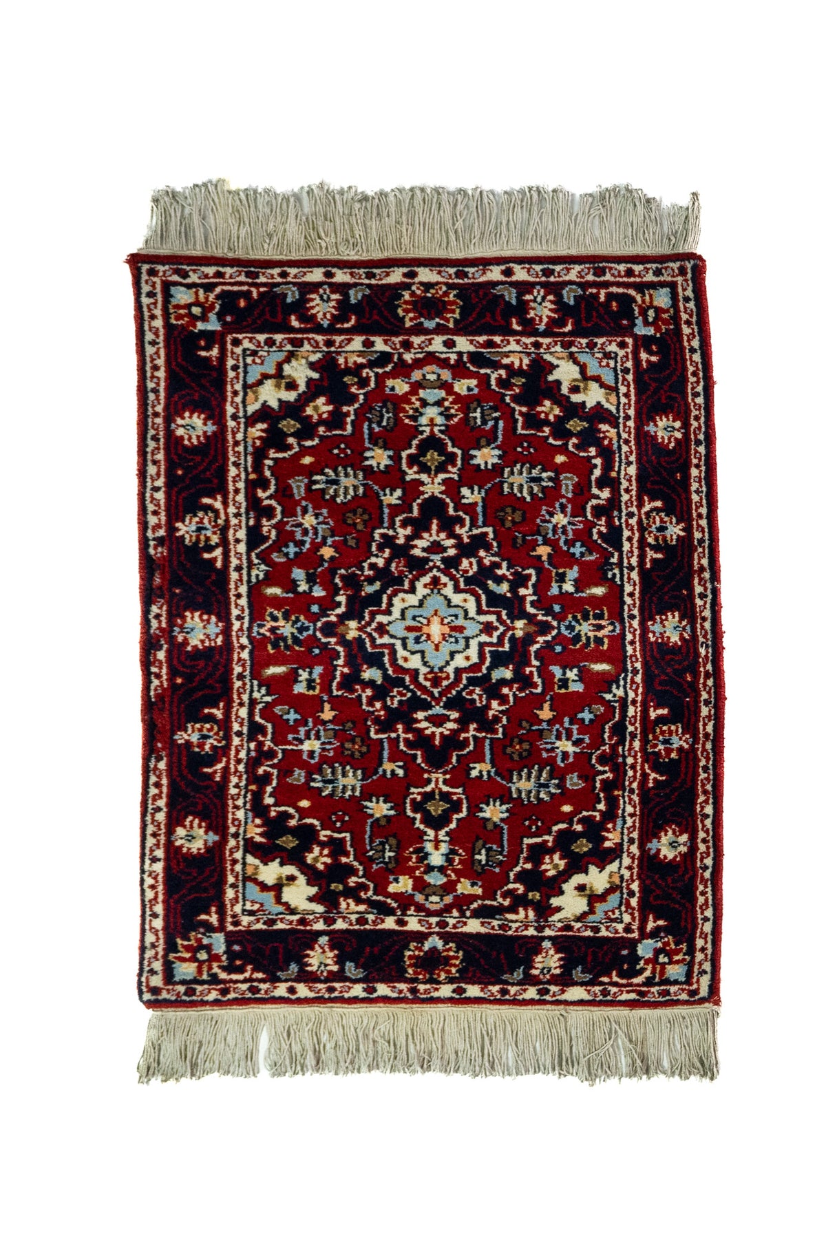 Alfombra Persa Karadja rojo y azul de 0.70 x 0.95 mts, vista completa de la pieza con un medallón central de inspiración floral sobre un campo rojo y guardas ornamentales