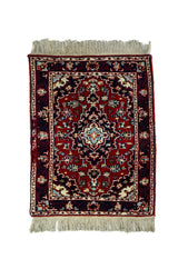 Alfombra Persa Karadja rojo y azul de 0.70 x 0.95 mts, vista completa de la pieza con un medallón central de inspiración floral sobre un campo rojo y guardas ornamentales