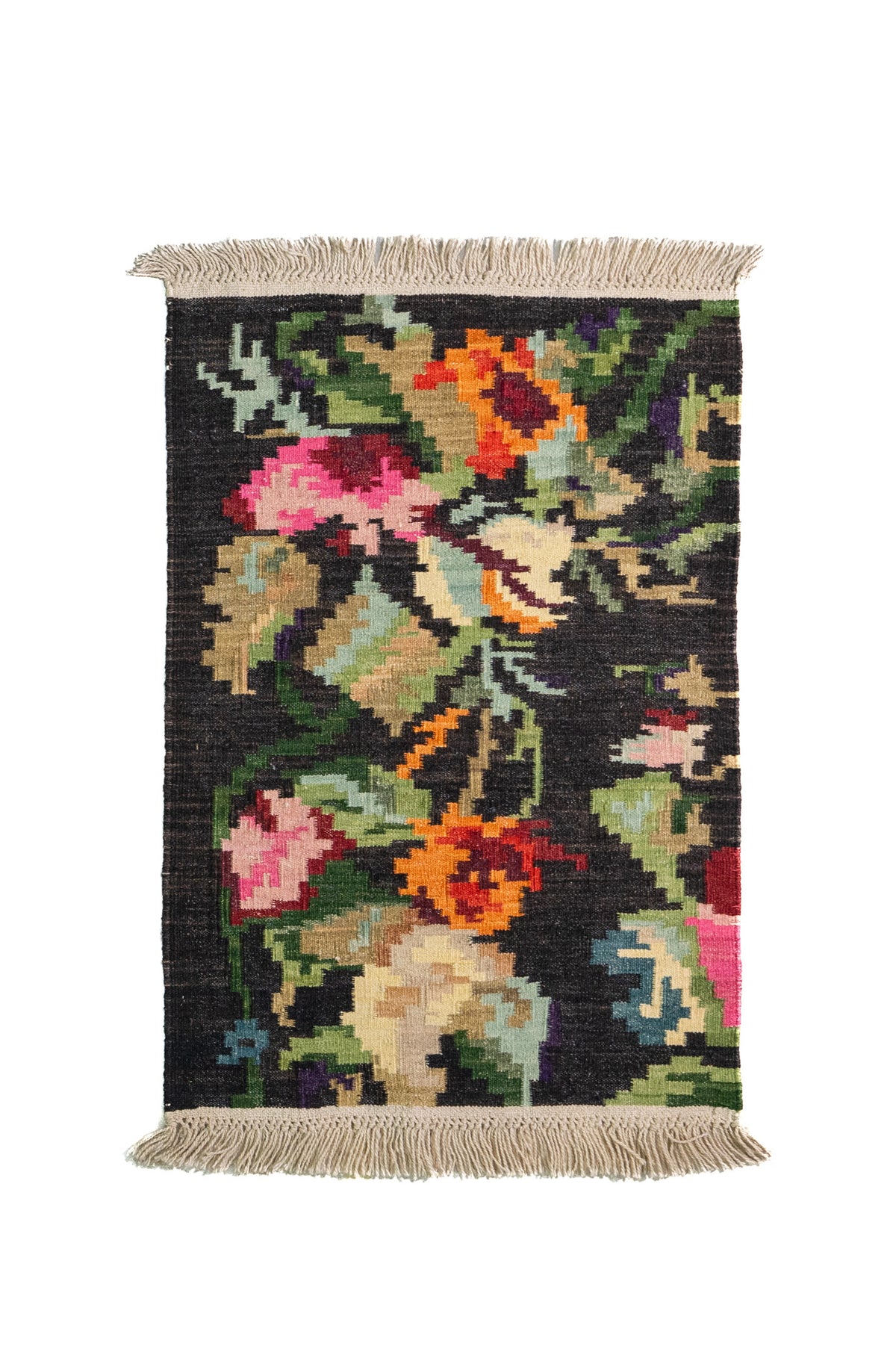 Alfombra Kilim verde de 0.60 x 0.90 mts, vista completa de la pieza con ramas, hojas y flores multicolores sobre un fondo verde oscuro de lectura claramente botánica