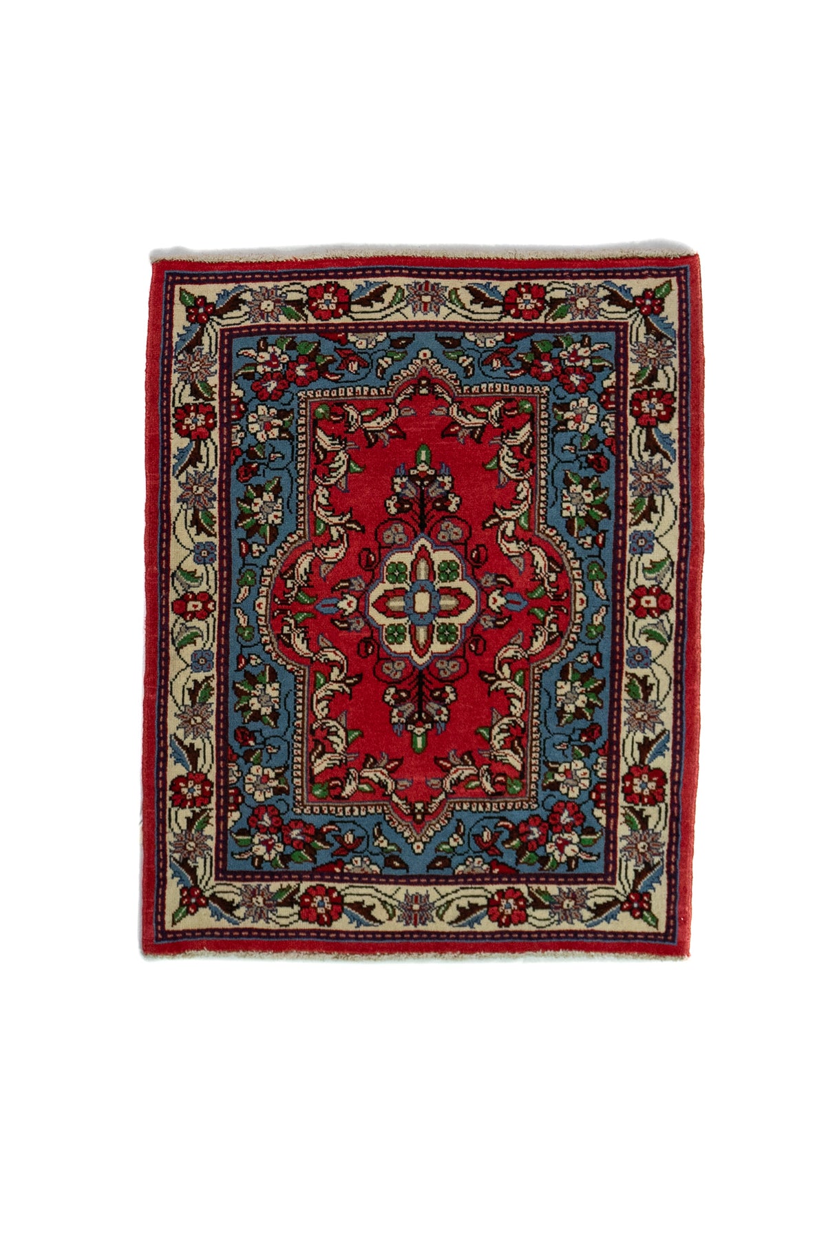 Alfombra Persa Sarouk rojo y celeste de 0.85 x 0.69 mts, vista completa de la pieza con un medallón central rojo y celeste rodeado por motivos florales y una guarda ornamental