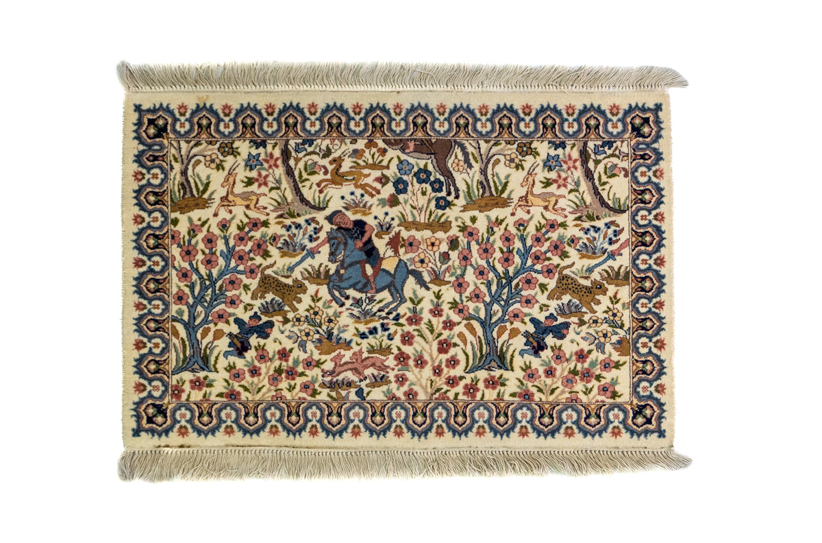 Alfombra Persa Tabriz blanco de 0.62 x 0.94 mts, vista completa de la pieza con una escena figurativa rodeada por abundantes motivos vegetales y una guarda decorativa