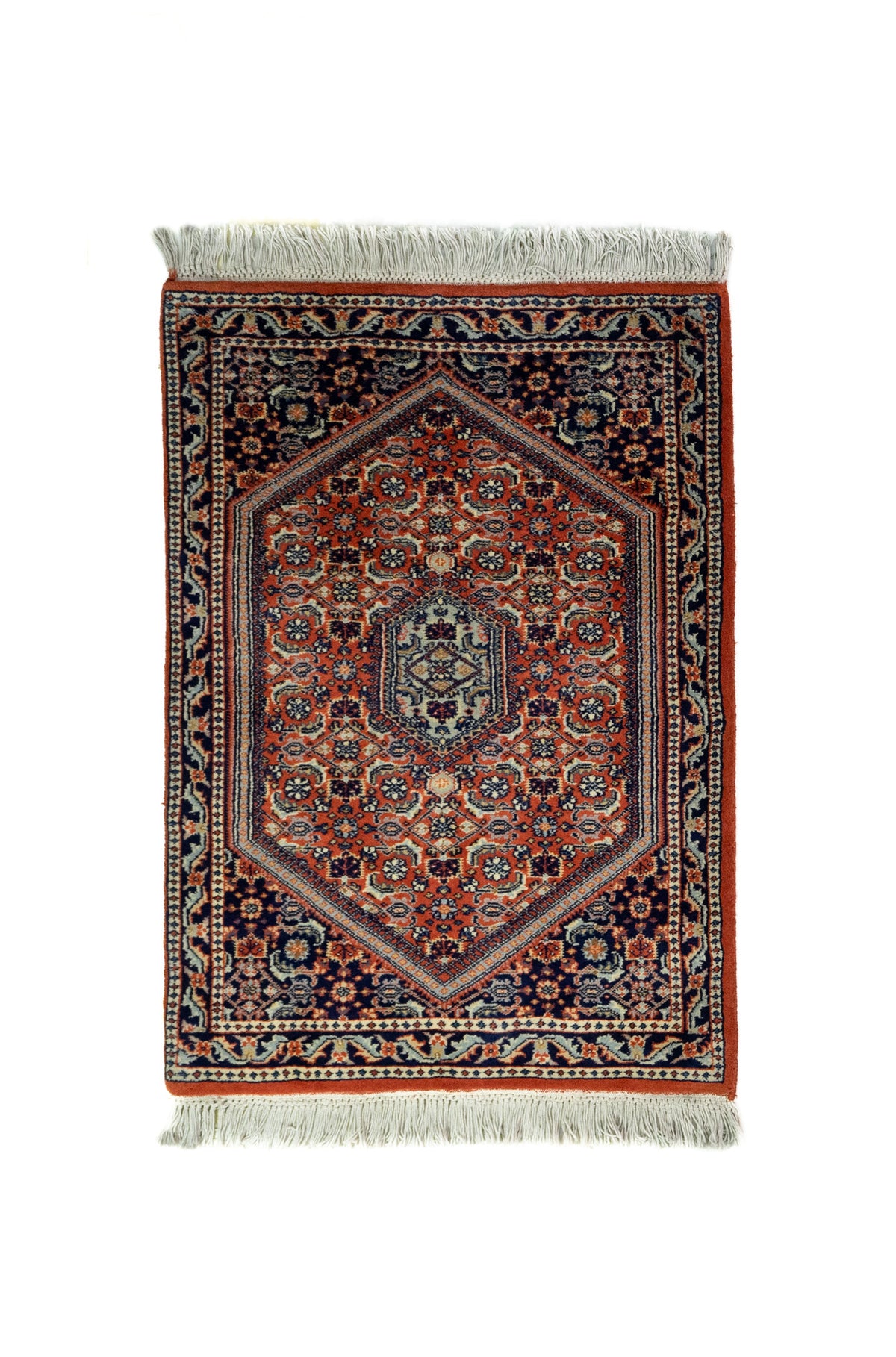 Alfombra Persa Horazan naranja y azul de 0.75 x 1.10 mts, vista completa de la pieza con un medallón central ornamentado sobre un campo naranja con detalles azules y guardas finas