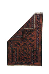 Alfombra Persa Beluschistan marrón de 0.80 x 1.20 mts, vista con una esquina doblada para mostrar guarda, reverso y estructura visual