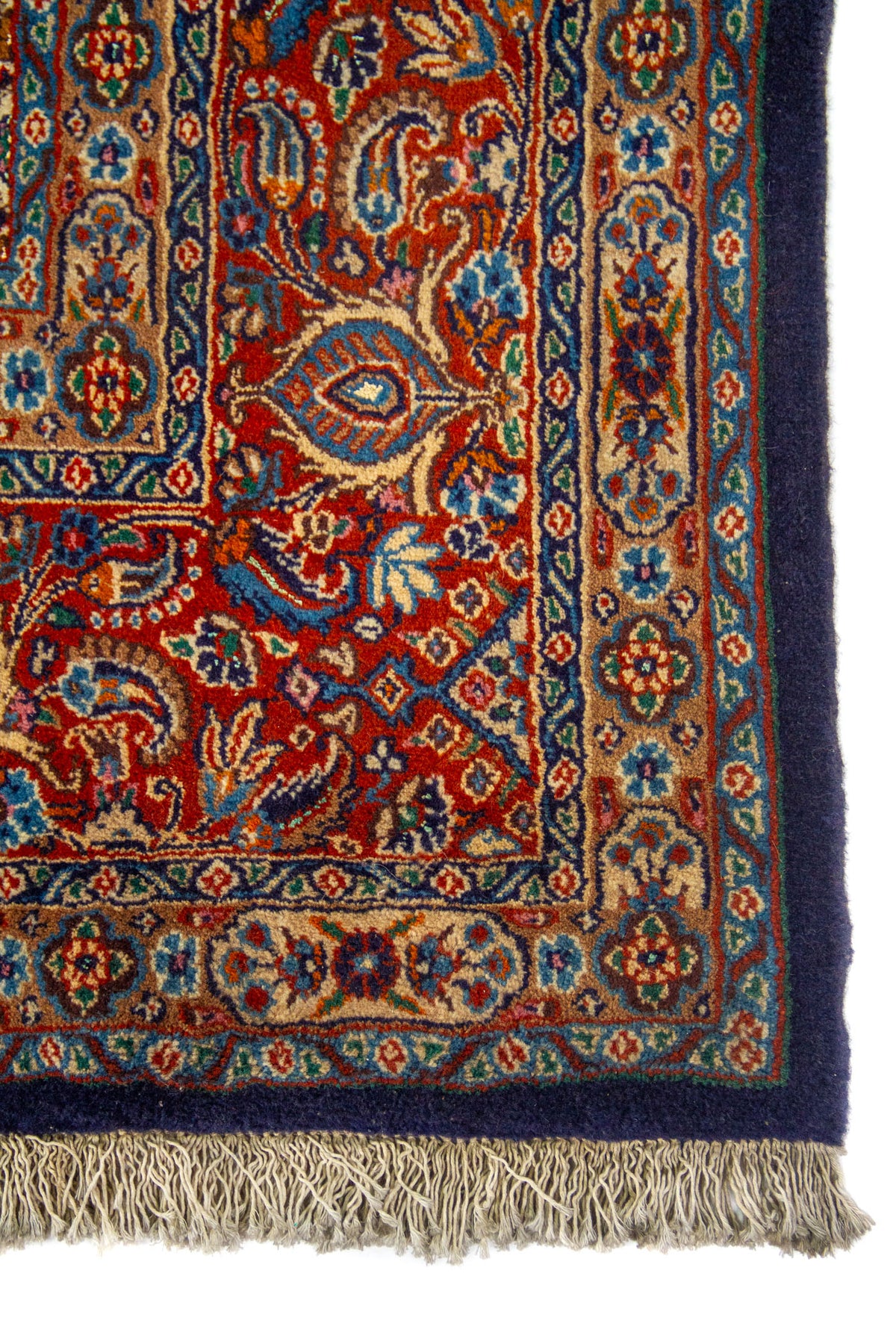 Primer plano de esquina de alfombra clásica con borde azul, marco decorativo en tonos rojo, beige y celeste.