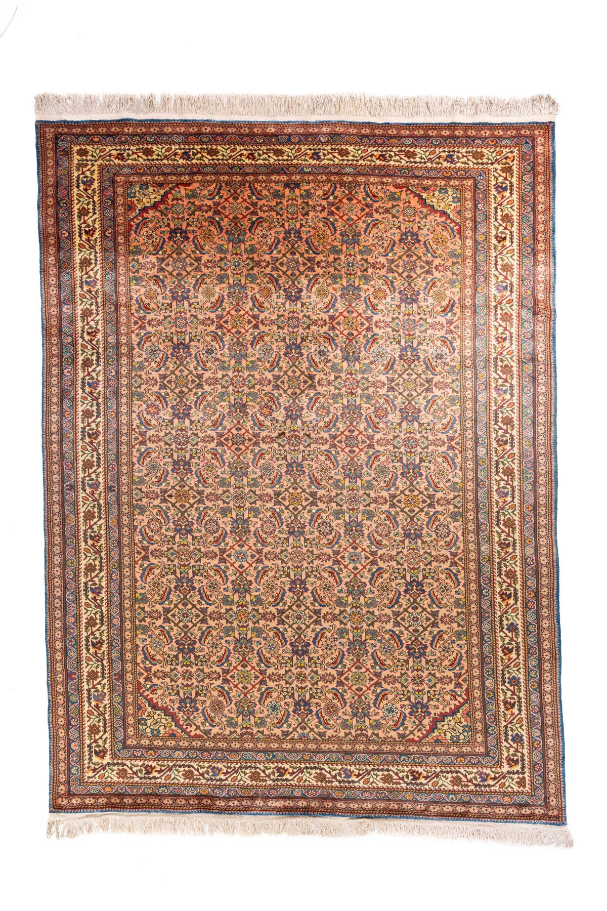 Alfombra clásica de inspiración oriental con fondo anaranjado claro, diseño repetitivo de motivos florales  y guardas decorativas en tonos beige, azul y rojo.