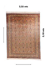 Alfombra clásica de estilo oriental con medidas señaladas de 2.25 mts de ancho por 3.10 mts de largo.