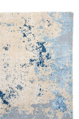 Detalle de borde y textura de alfombra Horizon Blue con diseño abstracto azul y beige
