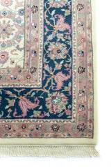 Detalle de guarda y flecos de Alfombra Persa Nain beige de 2.80 x 3.68 mts con motivos florales