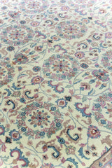 Detalle del campo floral de Alfombra Persa Nain beige de 2.80 x 3.68 mts con ornamentación clásica
