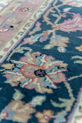 Detalle cercano de textura visual y guarda floral de Alfombra Persa Nain beige de 2.80 x 3.68 mts
