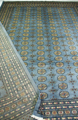 Vista en perspectiva de Alfombra Persa Bukara celeste de 2.77 x 3.75 mts con motivos geométricos repetidos