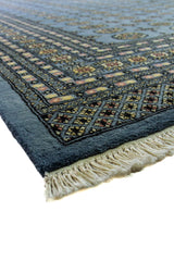 Detalle de esquina, guarda y flecos de Alfombra Persa Bukara celeste de 2.77 x 3.75 mts