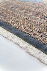 Detalle cercano de guarda y flecos de Alfombra Persa Bukara celeste de 2.77 x 3.66 mts