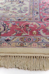 Alfombra Persa Nain rosa de 2.72 x 3.58 mts, detalle de guarda floral y flecos; se observan motivos florales distribuidos en el campo y guardas ornamentales