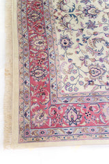Alfombra Persa Nain rosa de 2.72 x 3.58 mts, detalle lateral de la guarda ornamental; se observan motivos florales distribuidos en el campo y guardas ornamentales