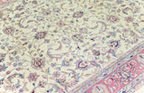 Alfombra Persa Nain rosa de 2.72 x 3.58 mts, detalle del campo con motivos florales; se observan motivos florales distribuidos en el campo y guardas ornamentales