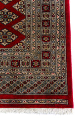 Alfombra Persa Bukara Yamouth rojo de 2.49 x 3.07 mts, detalle de borde y patrón geométrico; se observan entramado de rombos y guardas geométricas de alto contraste